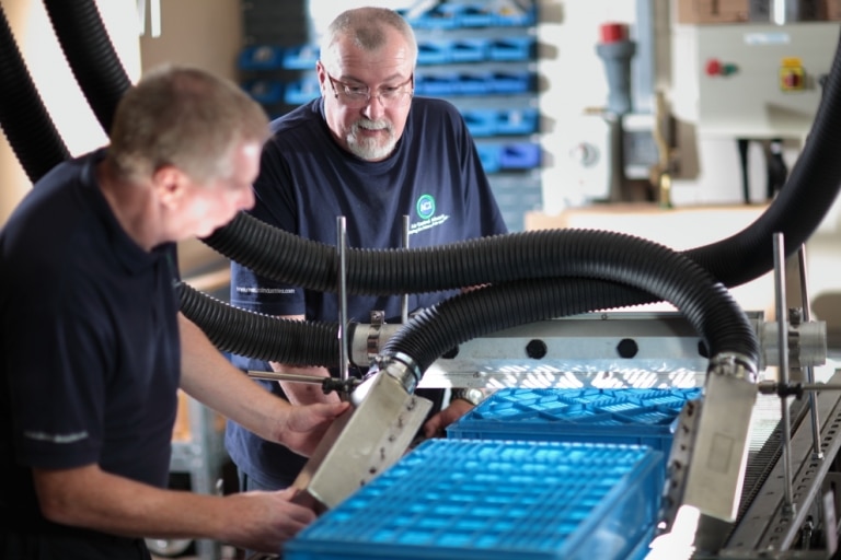 Zwei Mitarbeiter im Lufttechnik-Testlabor