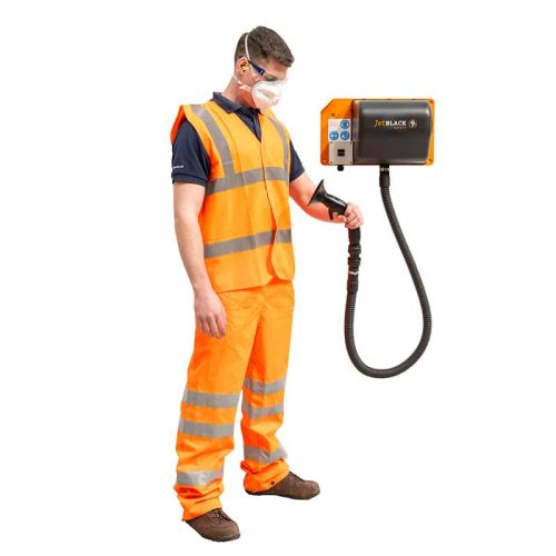 Person nutzt ein wandmontiertes JetBlack-Gerät